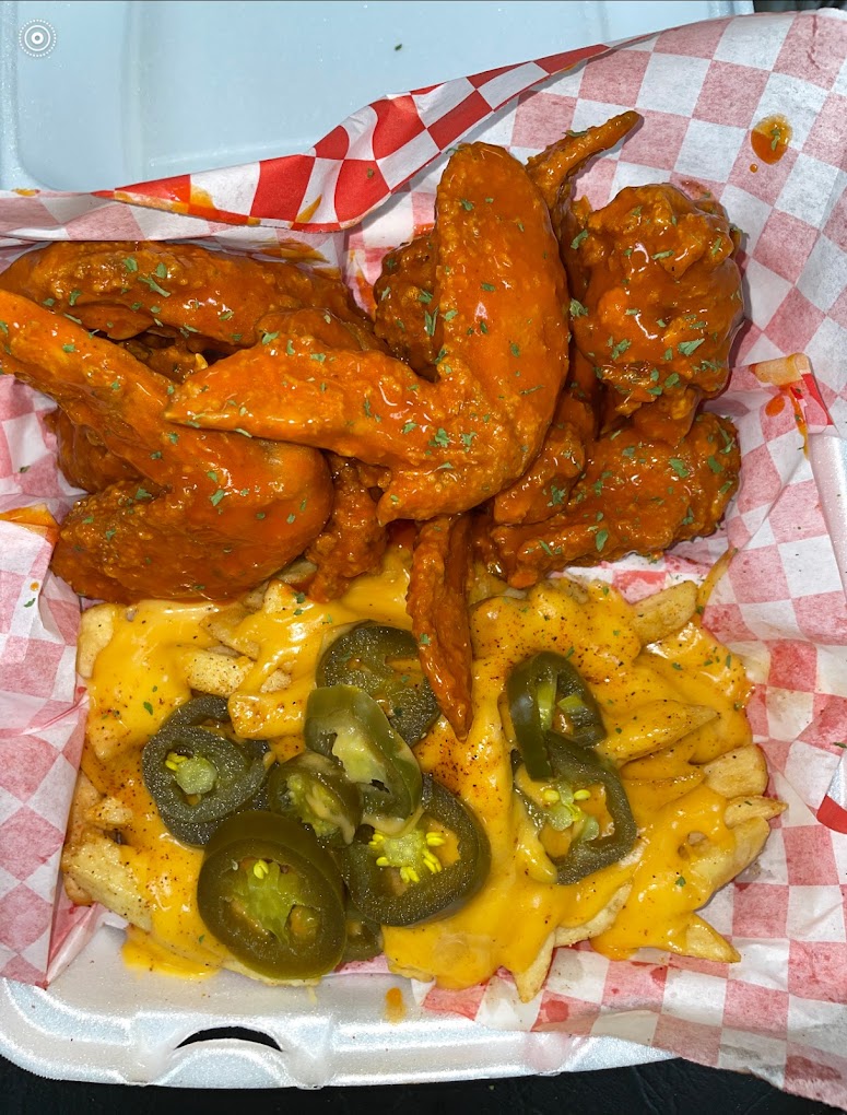 Buffalo wings with fries